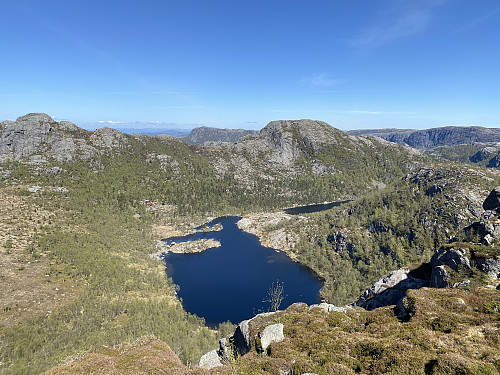 På veg mot Naganibba med flott utsikt over Nagatjødnane med Krossfjellet