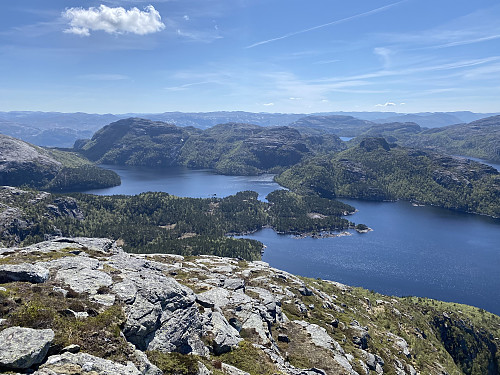 Utsikten frå Nibba er lett å lika, her mot eidet mellom Hengjane- og Svortingsvatnet