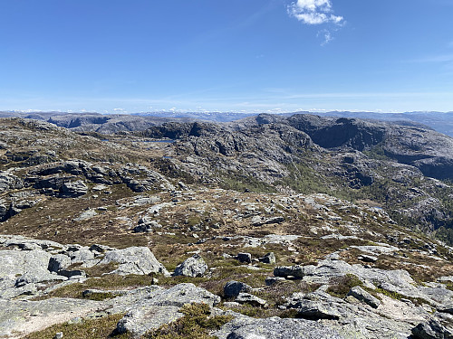 Utsikt austover dit eg skal; med Krokavatnet, Godlifjellet og Bratteliknuten