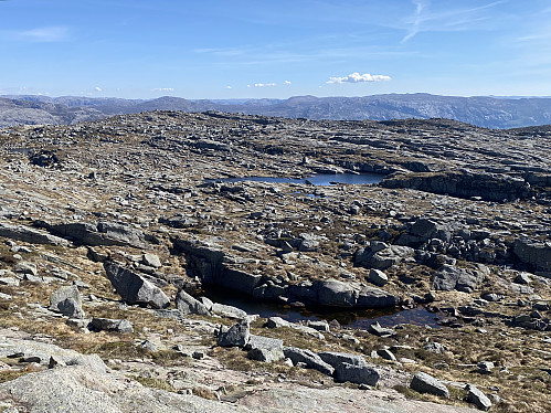 Bratteliknuten er eit vidt platå overstrødd med stein og småvatn