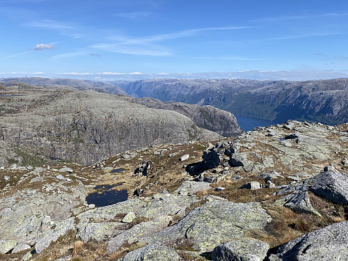 Mot Steinfjellet og ein flik av Lysefjorden ved Bakken