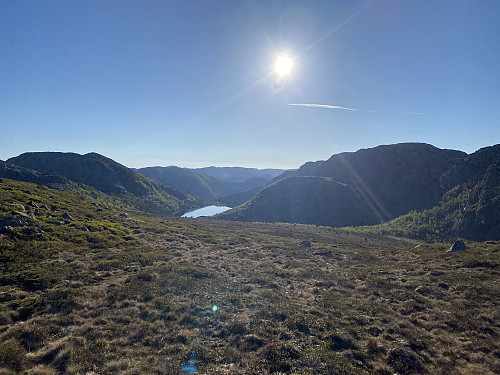 Herleg frukost øvst på Nagaheia, under ein høg maihimmel