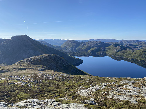 Mot Naganibba og damstille Svortingsvatnet
