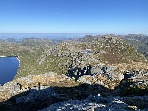 På hovudtoppen på Revafjellet med utsikt vestover fjellryggen