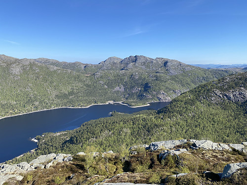 Frå same staden mot Liarvatnet med Reinaknuten og Ternefjell dominerande
