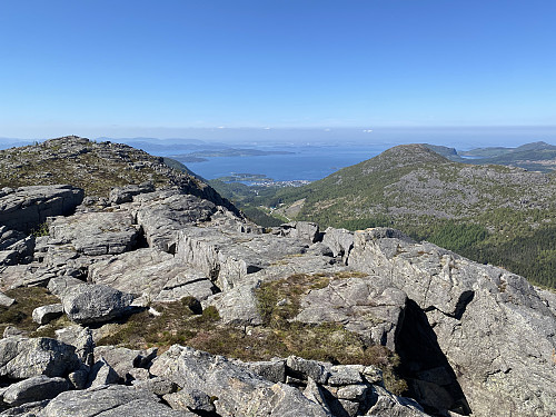På toppen av Guromyrfjellet med den oppsprukne "trollkjeften". Me ser mot Jørpeland med Førlandsåsen til høgre