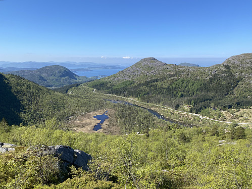 Turavslutning ned mot Dalen med utsikt mot Guromyra og bl.a. Førlandsåsen