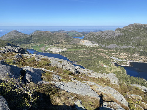 Mot Dalen og Foreneset. Steinbrotet ved Krossfjellet blir dessverre bare større og styggare