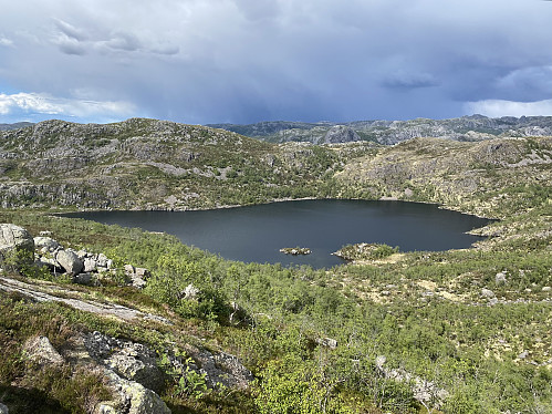 Fra samme sted med flott overblikk over Storavatnet. Bak til høgre sees Vådlandsknuten med sine to toppunkt