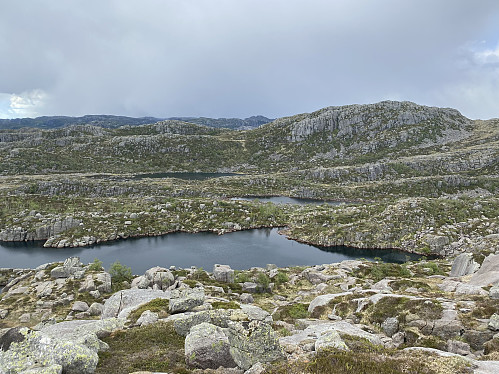 I siste bakken opp mot toppen med utsikt mot tjørnene på nordsiden og Harafjellet til høgre