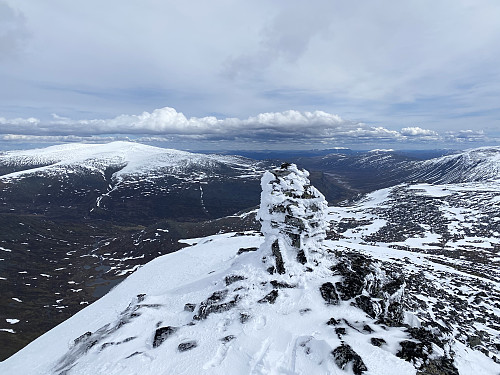 Fra utsiktsvarden på Lauvhøe mot Kvitingskjølen og Smådalen. Nede i dalen ser vi også bygninger på Fossætra