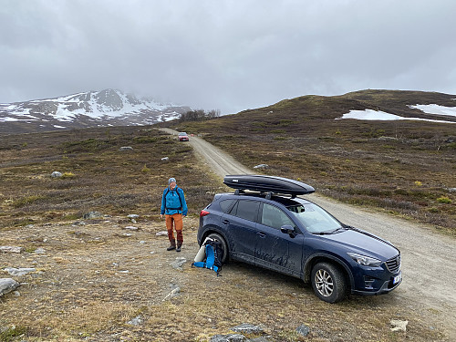 Turstart i gråvær fra sperring på vegen mot Sålell. Første turmålet dominerer i bakgrunnen