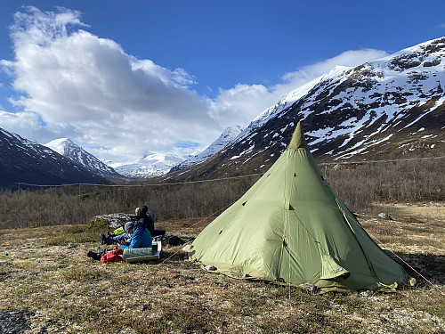 Utefrokost på teltplassen i Bøverkinnhalsen