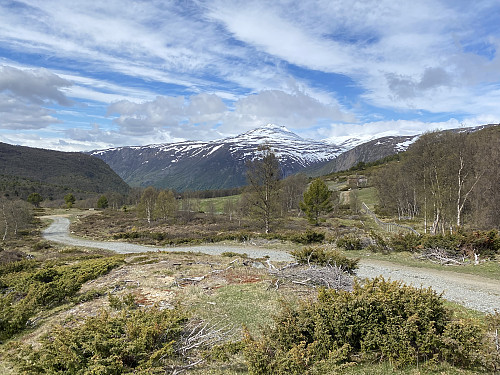 Fra parkeringsplassen ved enden av bomvegen med utsikt mot Storhøe på andre siden av Bøverdalen