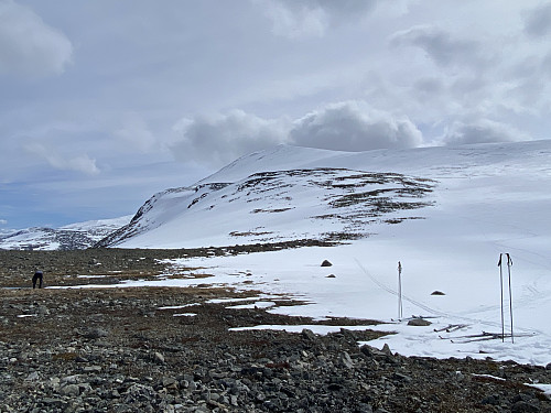 Vel nede på bandet mot Eisteinhovde og klart for herlig pause i le og brukbart solskinn