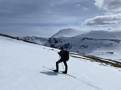 Oppstigning mot Eisteinhovde på ski så langt det går, her med flott utsikt tilbake mot Lauvhøe