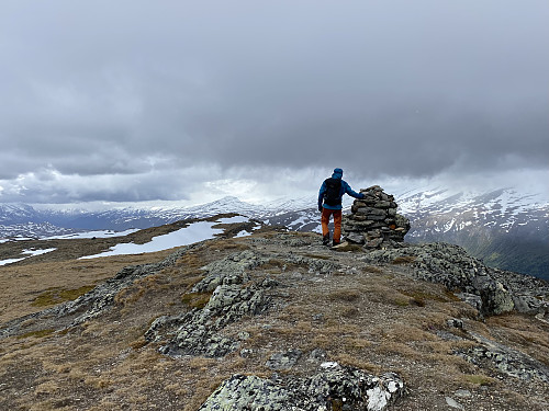 Ved toppvarden av Såleggi hvor det blåser friskt imot, her med utsikt mot Storhøe på andre siden av Bøverdalen