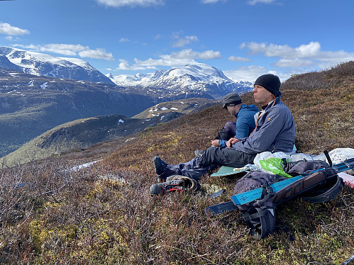 Endelig oppe ved sammenhengende snø ved 1200 moh, og vi kan legge igjen fjellstøvlene