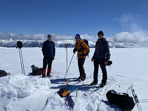 Fornøyd trio på dagens andre 2000m-topp, Midtre Hestbrepiggen, hvor vi legger igjen endel utstyr