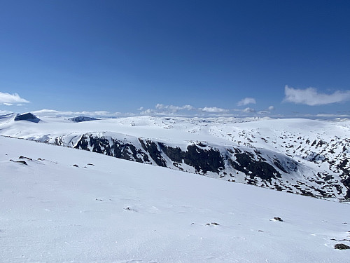 Fra bandet mot Holåbreen og -tindane