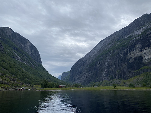 Ankomst til Trodlatysdal etter 12 km i båt over vatnet. Austover i dalen ser me først Aksla som me skal over og bakerst kvasse Odden heilt inne ved Tengesdal