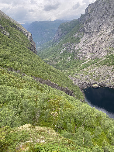 Straks oppe på Aksla, like ovanom Marafutona og med utsikt heilt tilbake til Trodlatysdal