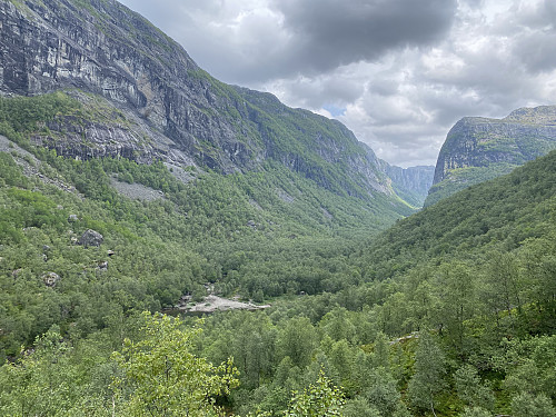 Mot dalbotnen og Floen der stien vår kjem ned