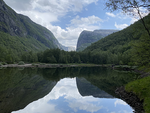 Idyll ved Floen. Odden speglar seg i elvehølen