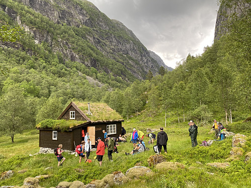 Hytta i Tengesdal, som er privat og tilknytta eit sameige i Årdal/Fister. Det skogkledde draget eit stykke oppe i fjellsida i bakgrunnen var kyrkjevegen Høgetørne om Stutaryggen for folk i Tengesdal