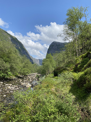 Retur langs elva med tilbakeblikk mot Norddalen og Odden