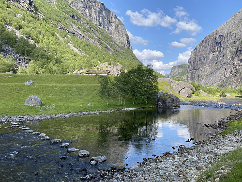 Turisthytta ligg fint til på andre sida av Tusso
