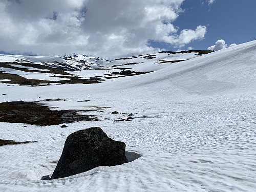 Mye snø utenom selve toppunktene. Turmålet sees til høyre for midten