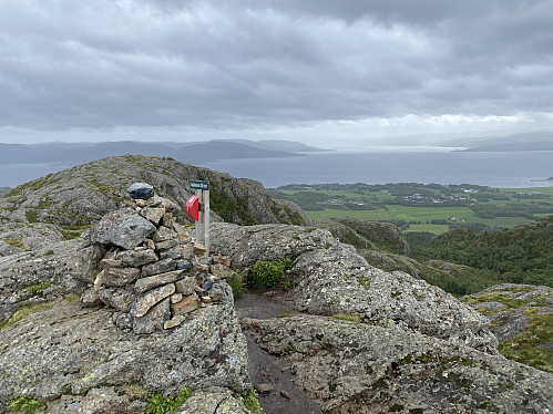 Toppvarden med leia inn Trondheimsfjorden til høyre for midten. Agdeneståa med Agdenes fyr stikker ut helt til høyre