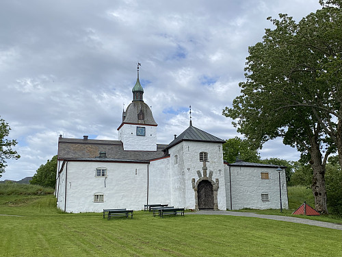 Austrått og Austrått-borga var et maktsentrum i middelalderen, helt fra 1000-tallet. Ikke minst er stedet udødeliggjort gjennom Ibsens drama «Fru Inger til Østeraad»