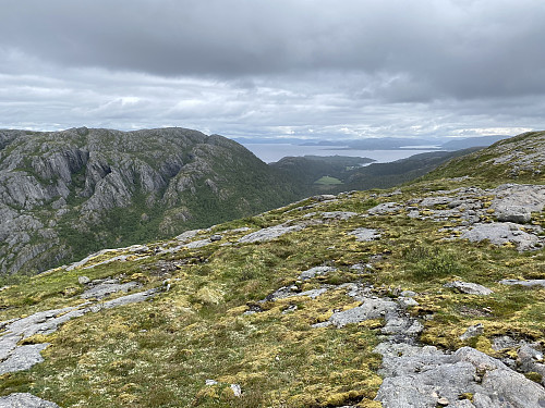 Litt lenger øst med utsikt mot Skåkkjerringfjellet