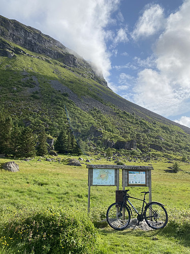 Lundeura sett fra grusvegen mot kirkegården på Lovund