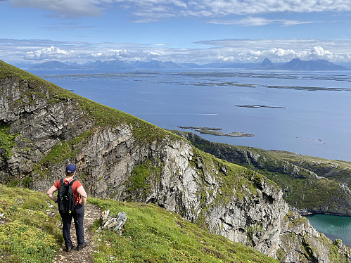 Pust i bakken med panorama innover mot Lurøy og Tomma