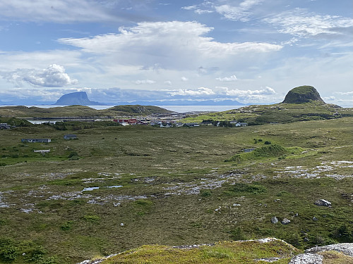 Sørover Husøya mot Hikkeltinden og Lovund