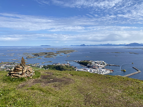 Herlig utsikt fra toppen! Vi ser Nesøya, Hestmannen, Svartisens hvite kuppel og Lurøyfjellet
