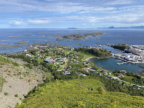 Flott utsikt over bebyggelsen på Lovund fra nordspissen på Nøva