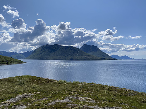 Utsikt mot Aldersundet og høyreiste/kuperte Aldra med Tomma bakenfor