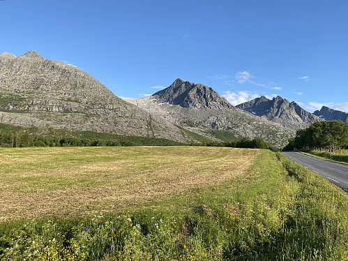 Grytfoten, Skjerdingen, Tvillingan og Kvasstinden sett fra bilen på veg sørvestover Markvollveien før turstart