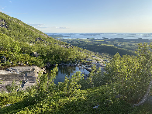 Ved den fine elvehølen