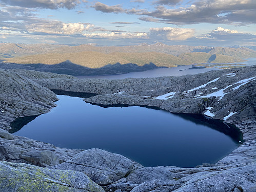 På bandet med utsikt mot golde Storvatnet og Vefsnfjorden