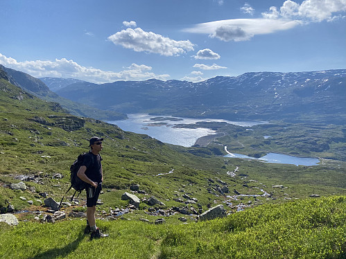 Tilbakeblikk ein halvtimes tid etter turstart. Me ser topprekka frå Mælen til Trollaskeinuten