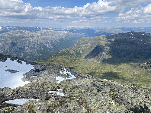 Frå Monsaskukken mot Skjemmedalen og ein bit av vegen langs Røldalsvatnet. Me ser òg vegsvingane i Ekkjeskardet og Håradalen. Fonna dannar kledeleg bakteppe
