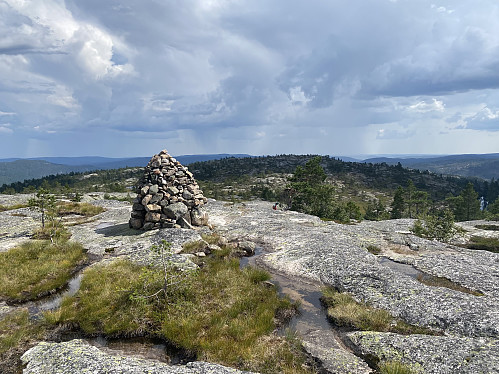 På Reinsvassnuten. Det går byger lenger øst og vi hører de første fjerne tordenskrallene