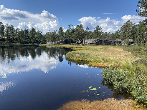 Idyll ned Nedre Kråkhomtjørn