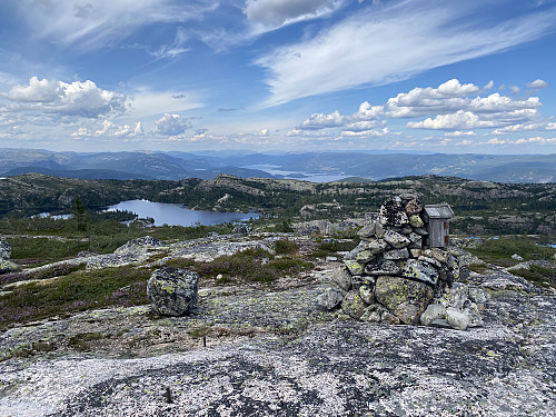 Kjempeutsikt fra toppen av Kronfjell, bl.a. nordover Nisser