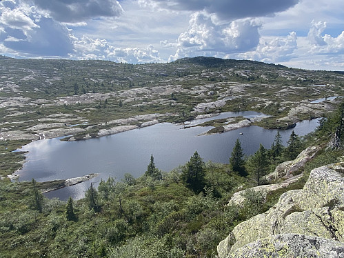 På kanten av den langstrakte ufsa. Vi ser mot toppen av Kronfjell og 824-tjørna ved Slettåsstøylen